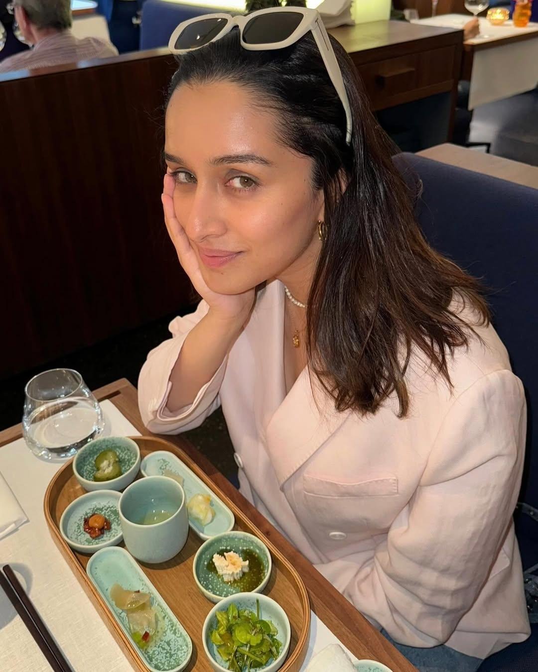 মাংস, চিকেন বা ডিমে তেমন আগ্রহ নেই শ্রদ্ধার। রোজের খাবারে নিরামিষ খেতেই পছন্দ করেন তিনি। খাদ্যতালিকায় থাকে, বিভিন্ন সবজি, তাজা ফল। বাড়িতে তৈরি খাবারই খান। এড়িয়ে চলেন প্যাকেটজাত খাবার, প্রসেসড খাবার।